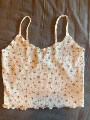 Söt topp från shein - Jättesöt topp från shein men den sitter inte så bra på mig. Därför säljer jag den. Den är i storlek s