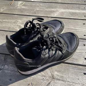 Supersnygga, svarta adidas sneakers perfekta till hösten!🌟 De är i mycket gott skick!