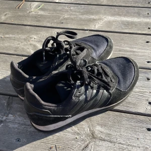 Svarta sneakers - Supersnygga, svarta adidas sneakers perfekta till hösten!🌟 De är i mycket gott skick!