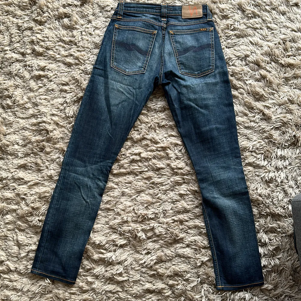 Snygga jeans från Nudie i storlek 25/32. Använda ett fåtal gånger, mkt bra skick.. Jeans & Byxor.