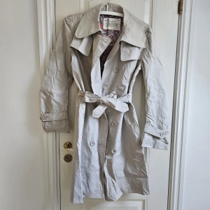 Odd Molly Trenchcoat  - Superfin trenchcoat från Odd Molly. Den är endast provad, och i nyskick! Storlek 1