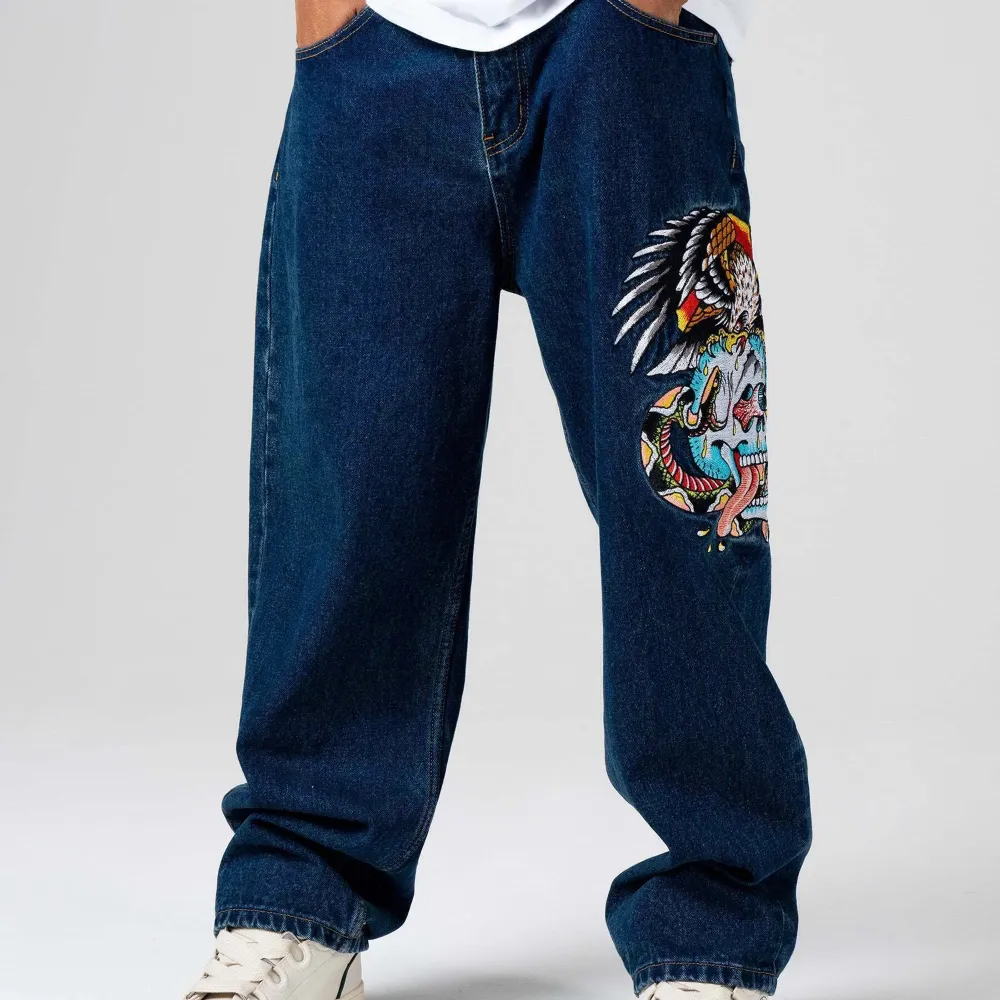 Intressekoll på dessa ed hardy jeansen, köpte för 1500 på zalando. nyskick och storlek medium, passar som en L på mig som är xs. Passformen står att det är för män men funkar lika bra för alla. 💓 kontakta mig för fler bilder eller om du har några frågor!!. Jeans & Byxor.