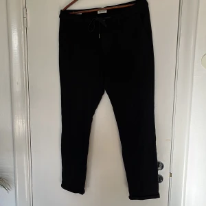 Kostymbyxor - Jack & Jones svarta kostymbyxor med snörning i midjan