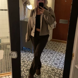 Beige Kappa - Säljer min absoluta favoritkappa från NA-KD. Perfekt till hösten och har en så fin beige färg. Älskar den men har fler än jag behöver🥲  Storlek 32 då den är oversized.  Inköpspris 799kr mitt pris 350kr 💞