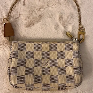 LV väska - modell mini pochette accessories. kvitto samt äkthetsintyg finns