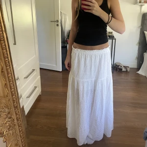 Lång kjol - Säljer denna super fina lång kjolen som tyvärrr är lite för kort på mig som är 170cm. Om fler är intresserade blir det budgivning. *frakt tillkommer*