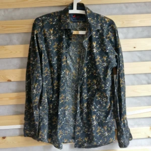 Grön mönstrad skjorta  - Bomullskjorta med mönster, grön och gul m.m. Gott skick.