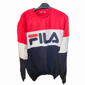 Fila Tröja - Sweatshirt från Fila i storlek S men sitter som M. skick 7.5/10. Nypris 649kr