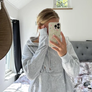 Sammets hoodie - Mysig grå sammets hoodie