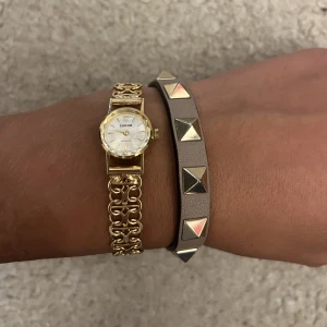Valentino armband - Äkta Valentino armband köpt 2020. Armbandet är som ett bälte och storleken går därför att justera. Dustbag, extra nitar och äkthetsbevis medföljer!  ⏰ Får massa frågor om klockan - den är vintage och går inte att få tag i🤗❤️