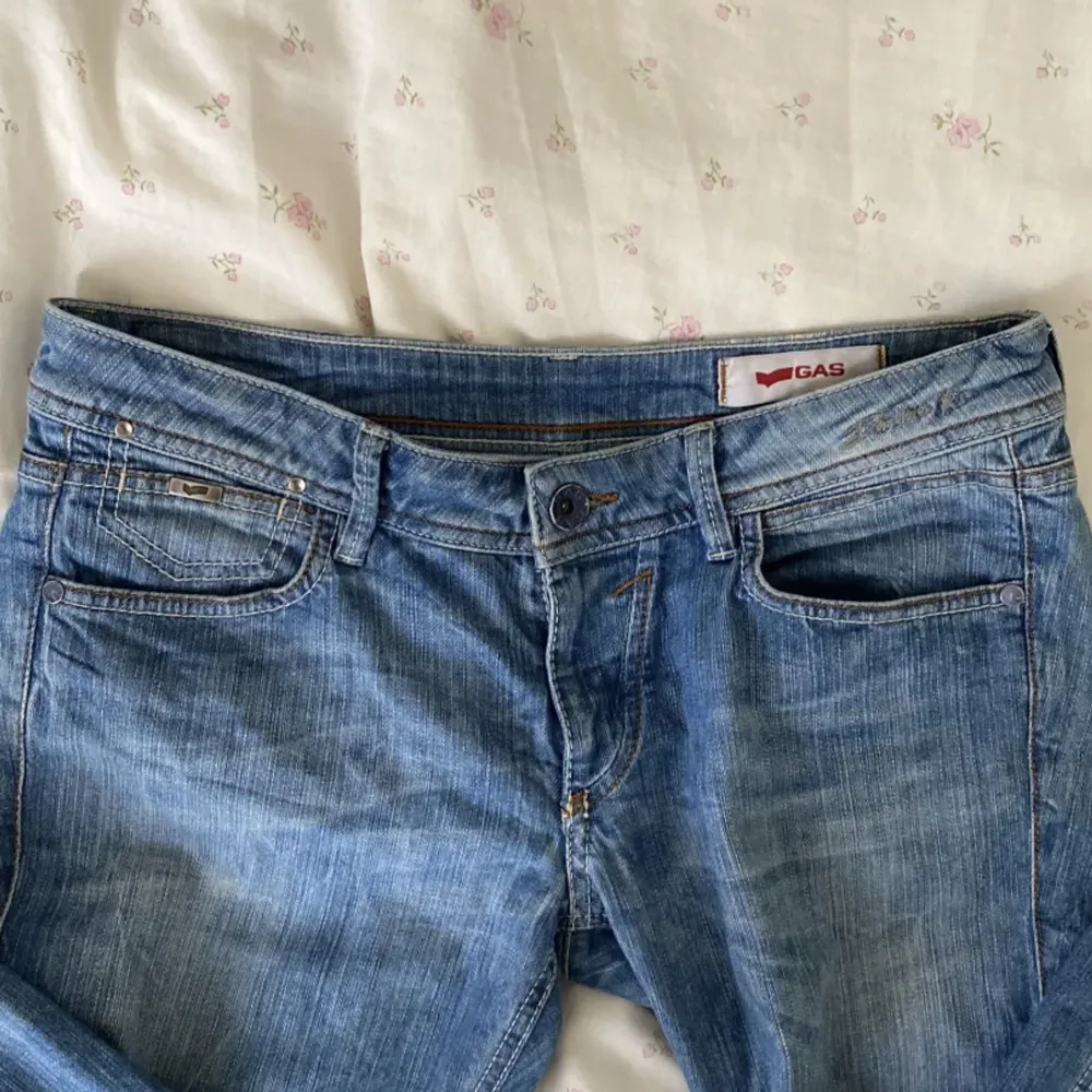 Säljer dessa sjukt fina lågmidjade jeans i straightleg fit då de tyvärr inte passar mig i storlek! Knappt använda och perfekt nyskick 🤍 köpte för 900kr. Skriv för mått, pris kan diskuteras! . Jeans & Byxor.