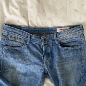 Säljer dessa sjukt fina lågmidjade jeans i straightleg fit då de tyvärr inte passar mig i storlek! Knappt använda och perfekt nyskick 🤍 köpte för 900kr. Skriv för mått, pris kan diskuteras! 