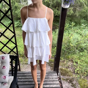 Klänning  - Vit volang klänning 