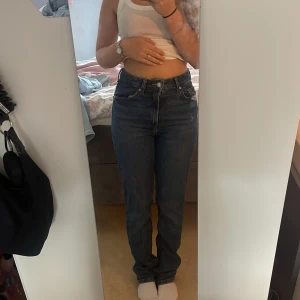 Mörkblåa jeans  - Mörkblå högmidjade jeans, i fint skick 