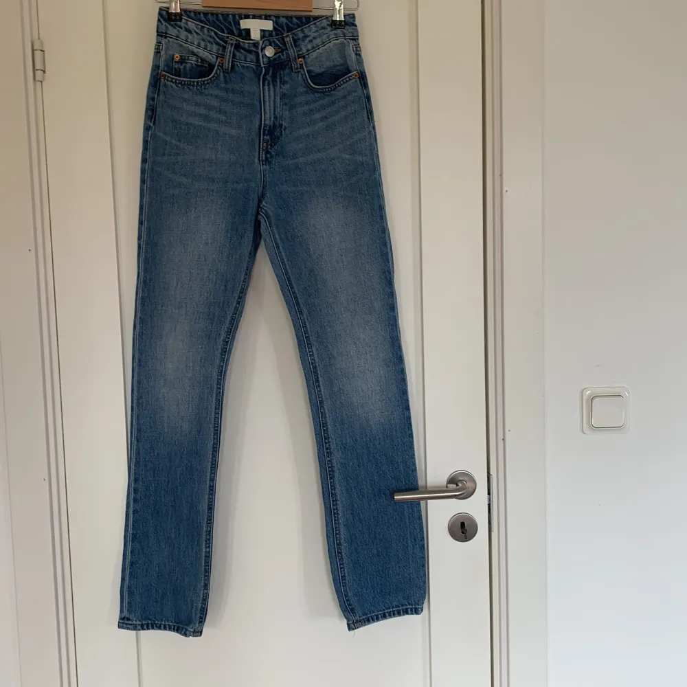Blå jeans från hm i storlek 32✨ Som nya. De ser mörkare ut på bilderna i slutet (de är lite mörkare än den första bilden men ljusare än de senare) 🌸Man får gärna köpa flera plagg från olika annonser samtidigt och behöver då bara betala en frakt. Jeans & Byxor.