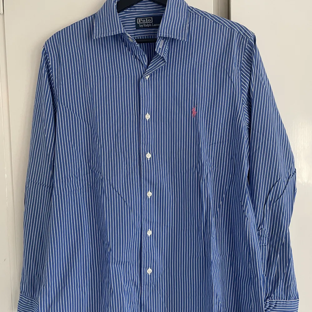 Vit ljusblå randig skjorta. Storlek M. Felfritt skick, det ända är att den inte är strykt. Titta in profilen för fler skjortor och klädesplagg. Skjortor.