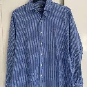 Vit ljusblå randig skjorta. Storlek M. Felfritt skick, det ända är att den inte är strykt. Titta in profilen för fler skjortor och klädesplagg
