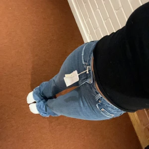 Jeans - Säljer dessa jättefina långa jeans för dig som är 175cm elr längre!!💗”full length tall flare jeans” från Gina. För långa för mig som är 165 o har långa ben. Stl 32, prislapp sitter kvar, nypris 499, Köparen står för frakten!