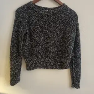 Grå svart tröja från H&M i storlek S. Är i bra skick. 
