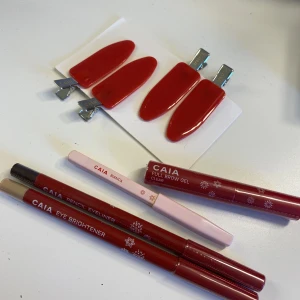 Caia paket  - ENDAST KLÄMMOR KVAR!!!!  Säljer helt oanvända  -Caia Bianca läpppenna  -Full brow gel -4 stycken klämmor  -Brun pencil eyeliner  -Beige eye brightener ALLT FÖR 200kr INKLUSIVE FRAKT