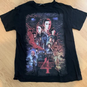 Stranger thinges t-shirt - Stranger thinges t-shirt från new yorker!  Helt oanvänd så den är i nyskick  Storlek xs fast skulle säga att den också passar S och M eftersom den är ganska oversize