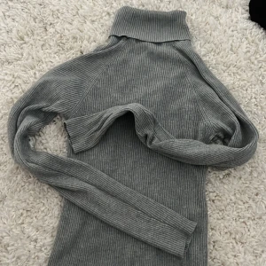 Polo tröja - Polo tröja från Gina. Perfekt till hösten. Gott skick. Använd fåtal gånger