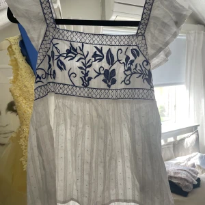 Populär blus från shein - Väldigt populär blus från shein. Den är använd en gång och den passade inte mig, men den är väldigt fin och passar till allt!  Kontakta via intresse eller köp 🩷