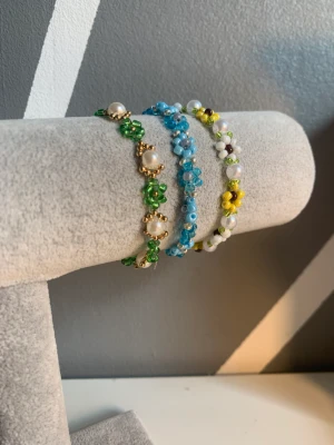 Egengjorda pärlarmband  - Jag skapar och säljer pärlarmband i olika storlekar, färger och mönster :)  •Enkla Armband 25kr/st  •Armband med bokstäver/nummer 30kr/st •Armband med berlock/kristall m.m 30kr/st •Enkla blomarmband 40kr/st •Blomarmband 50kr/st Hör av dig om du har frågor