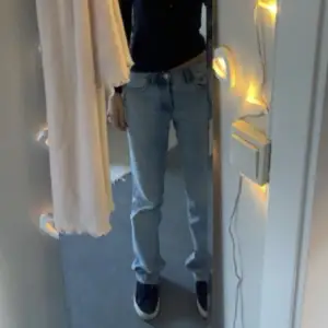 Baggy jeans från zara som är midwaist. I storlek 34/32. Inga defekter! 