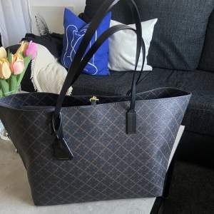 En superfin Malene Birger väska i modellen ”Abigail”, jag säljer den då den inte kommer till användning längre 💓 Väskan är i superfint skick! 