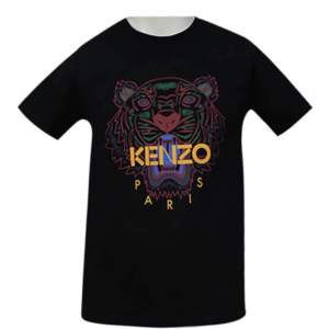 Svart kenzo t-shirt Inte riktigt så formad den är snyggare och vet inte om färgerna stämmer direkt men det är väldigt liknande.