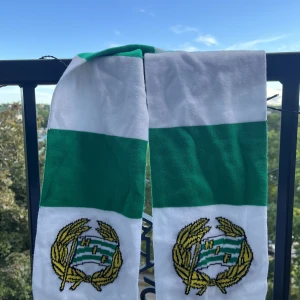 Bajen halsduk💚🤍 - Säljer en Bajen halsduk som aldrig är använd då jag inte är fotbollsintresserad✨