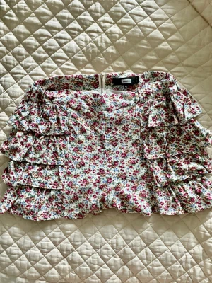 Blommiga shorts  - Mycket bra kvalitet. Shorts från bikbok som liknar en kjol på.