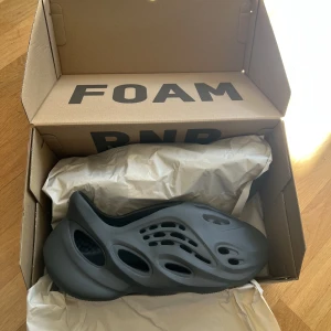 Yeezy foam runners  - Helt oanvända och vunnit de på CONFIRMED appen Passar den som har storlek 43 i vanliga skor