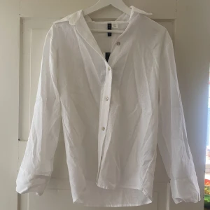 Vit linneskjorta  - En superfin linneskjorta från hm som tyvärr aldrig kommit till användning, lappen sitter kvar. Den är i storlek xxs men är väldigt oversized så beroende på hur tight du vill att den ska sitta skulle jag säga att den passar för mellan xxs-m