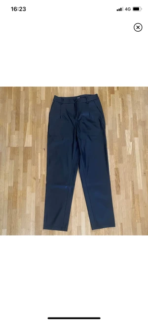 Vero moda  - Svarta läderbyxor ifrån veromoda som är helt oanvända