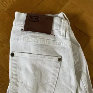 Säljer dessa vita jeans från crocker i storlek 26/32 tror jag 