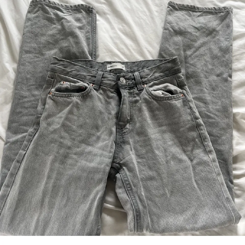 Säljer dessa perfect jeans från Gina tricot. Jag tror att nypriset på dem är 499kr och jag säljer dem för 250kr + frakt. Ni ser längden på första bilden, jag är ca 167.. Jeans & Byxor.