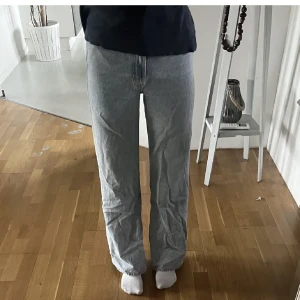 Jeans - Säljer dessa jeansen från hm. Jag säljer dem för 100kr + frakt. Det finns en svart fläck nere på ena byxbenet. ( skicka för bild, tror att fläcken går bort). Ni ser längden på första bilden, jag är ca 167.