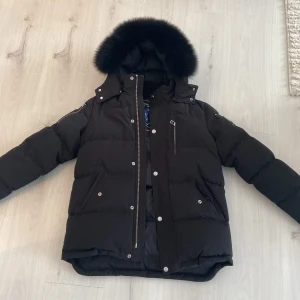 Moose knucklers jacka  - Moose knucklers jacka, i nyskick och var använd ett får par gånger. Sälj pågrund utav att jag växt ur den och inte har någon användning för den längre. ( pris går och diskutera) lägg gärna ett bud för vill bli av med den så snabbt som möjligt 