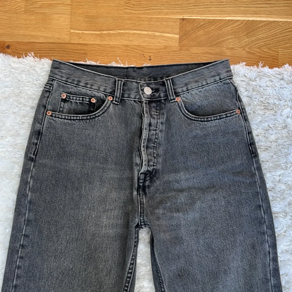 Grå Drdenim jeans från Carlings. Grå jeans för Carlings i storlek 38. Jeansen är köpta för ordinarie pris 699 kr, jag säljer för 149 kr. Jeansen är aldrig använda. . Jeans & Byxor.
