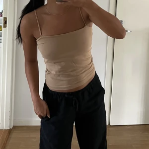 Beige linne med tunna band - Fint skick! Linnet går även att använda som en bandeau topp (se bild 2) 💖