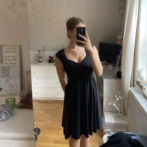 Svart elegant klänning - Säljer denna supersöta svarta klänningen. Har endast använts en gång på event. Nypris 599 kr, säljer för 350 kr. Klänningen lägger sig fint vid bysten och sträcker sig rakt och luftigt ner till knäna, stretchigt material ❤️