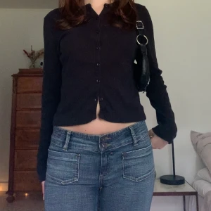 Svart kofta - Button up-kofta med lite raka/utsvängda ärmar, från Hennes alltså vintage H&M! Perfekt basic 🤍