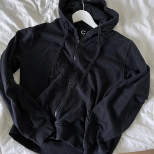 Svart ziphoodie - Från Cubus 