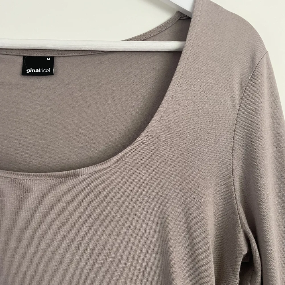 Hej säljer denna beiga tröjan från Gina tricot i storlek m och i ett jättemjukt och skönt material!💗. Toppar.