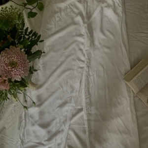 Vita byxor - Vita långbyxor i skönt material. Väldigt bra skick.