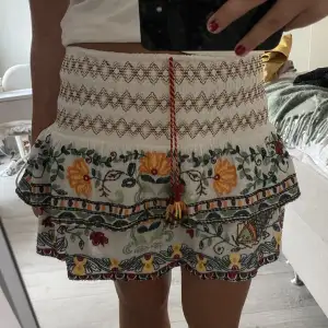 Jätte fin volang kjol med broderat tyck ❤️ Härliga färger, perfekt till sommar och vår! Bra skick, i storlek M