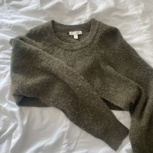 Grön armtröja - Säljer denna supermjuka tröja från HM, då den är för stor. Materialet är inte sticksigt alls! Köptes våren 2022, minns inte vad den kostade. Den ser helt ny ut🤩Har inte använt så mycket💞 Hör gärna av dig om du har frågor🥰