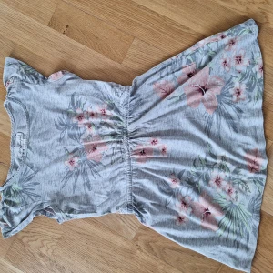 Grå klänning - Söt grå klänning i storlek 122/128